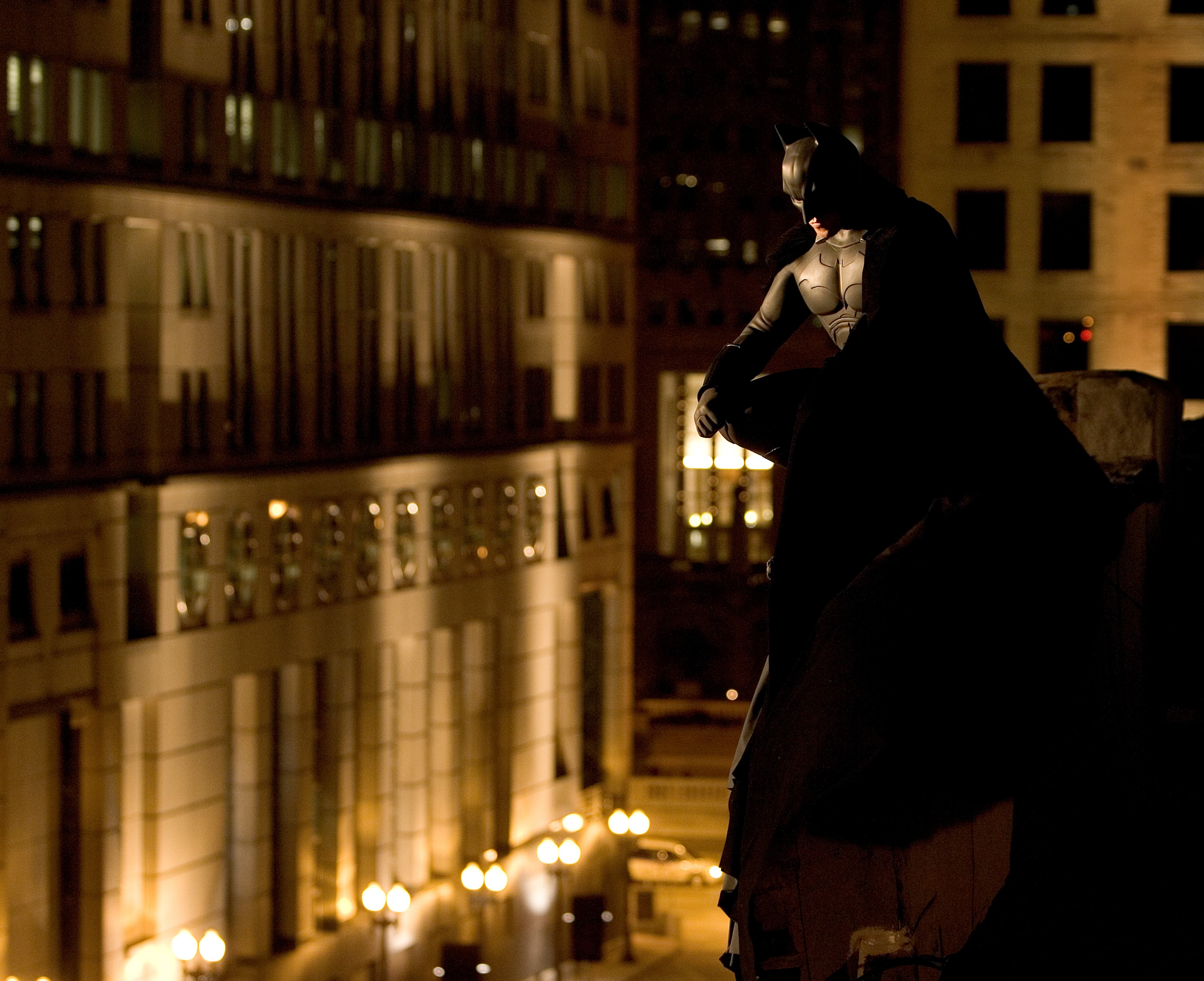 Batman начало. Кристиан Бейл Бэтмен 2005. Бэтмен начало кадры Кристиан Бейл.